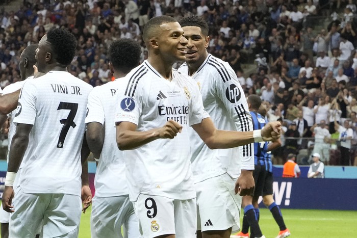 Real Madrid's Kylian Mbappe, second from right, celebrates after scoring his side's second goal during the UEFA Super Cup Final soccer match between Real Madrid and Atalanta at the Narodowy stadium in Warsaw, Poland, Wednesday, Aug. 14, 2024. (AP Photo/Czarek Sokolowski)