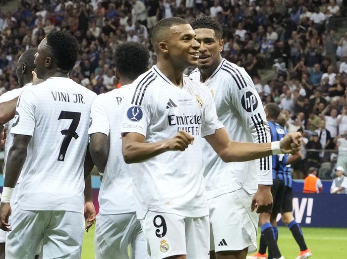 Real Madrid's Kylian Mbappe, second from right, celebrates after scoring his side's second goal during the UEFA Super Cup Final soccer match between Real Madrid and Atalanta at the Narodowy stadium in Warsaw, Poland, Wednesday, Aug. 14, 2024. (AP Photo/Czarek Sokolowski)