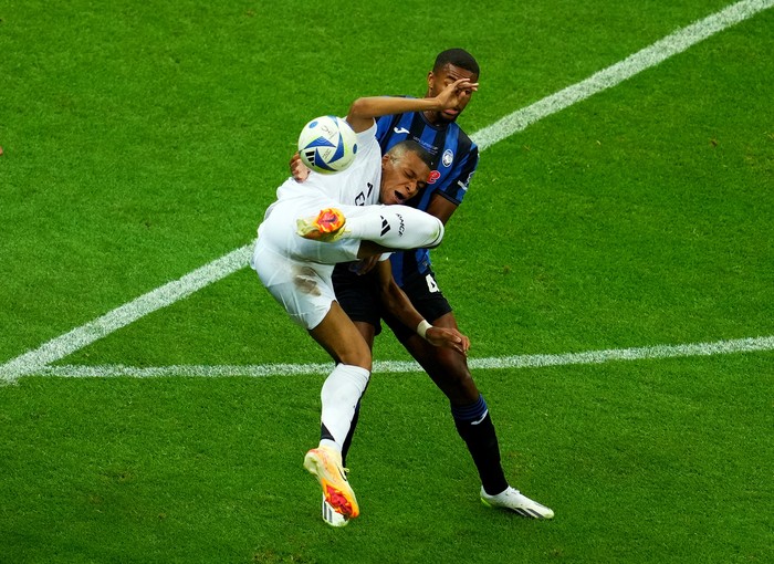 Kylian Mbappe Soccer Football - Super Cup - Real Madrid v Atalanta - National Stadium, Warsaw, Poland - August 14, 2024 Real Madrid's Kylian Mbappe in action with Atalanta's Isak Hien REUTERS/Aleksandra Szmigiel