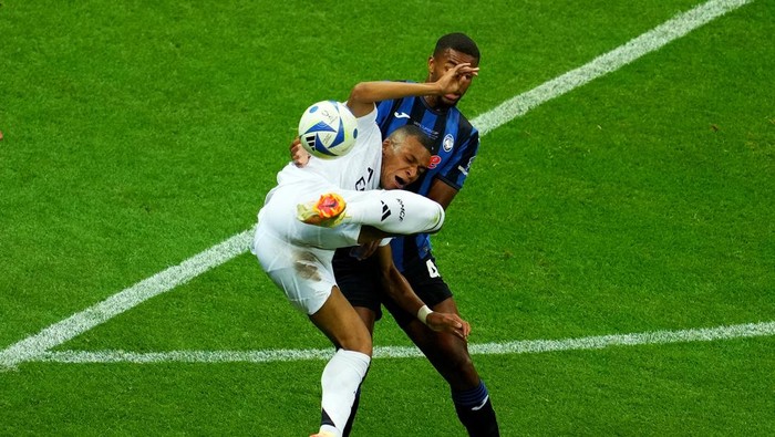 Soccer Football - Super Cup - Real Madrid v Atalanta - National Stadium, Warsaw, Poland - August 14, 2024 Real Madrids Kylian Mbappe in action with Atalantas Isak Hien REUTERS/Aleksandra Szmigiel