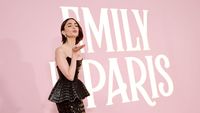 Foto: 7 Gaya Glamour Lily Collins di Premier Emily In Paris Season 4