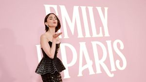 Foto: 7 Gaya Glamour Lily Collins di Premier Emily In Paris Season 4