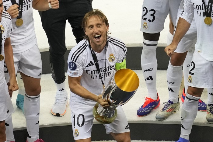 Luka Modric Real Madrid's Luka Modric lifts the trophy after winning the UEFA Super Cup Final soccer match between Real Madrid and Atalanta at the Narodowy stadium in Warsaw, Poland, Wednesday, Aug. 14, 2024. Real Madrid won 2-0. (AP Photo/Darko Vojinovic)