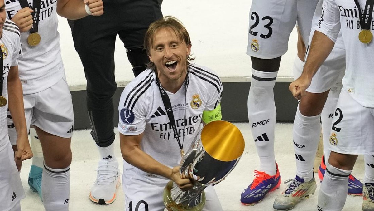 Luka Modric jadi pemain dengan raihan trofi terbanyak di Real Madrid. (Foto: AP/Darko Vojinovic)