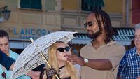 Foto: Madonna dan Pacar Berondong Barunya Liburan di Italia, Beda 37 Tahun