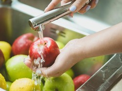 BPOM Ingatkan Masyarakat Agar Mencuci Buah Sebelum Dikonsumsi