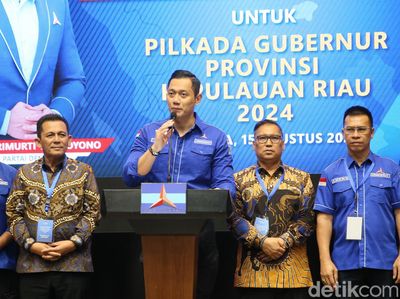 Momen Demokrat Serahkan Surat Rekomendasi Kepada Puluhan Cakada