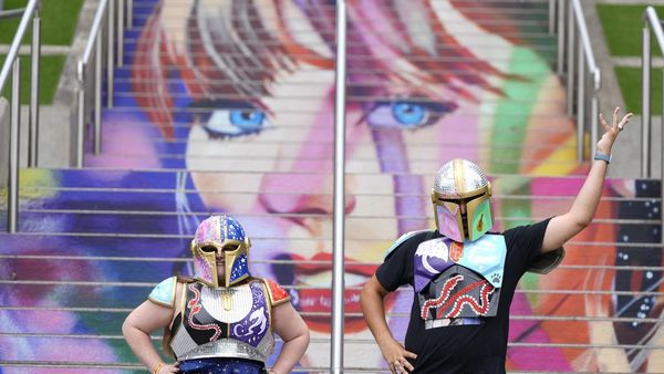 Mural Taylor Swift Hiasi Tangga Stadion Wembley London