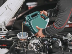 4 Penyebab Oli Cepat Hitam Meski Baru Diganti, Catat!