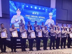 Kapolda Beri Penghargaan Satgas Kappang Tugas 24 Jam di Poros Maros-Bone