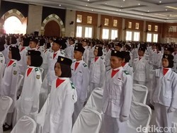 Semua Anggota Paskibra Wanita di Tasik Berjilbab Saat Dikukuhkan