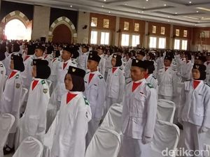 Semua Anggota Paskibra Wanita di Tasik Berjilbab Saat Dikukuhkan Semua Anggota Paskibra Wanita di Tasik Berjilbab Saat Dikukuhkan