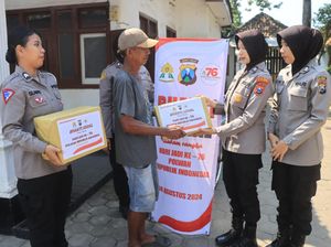 Senangnya Petugas Kebersihan di Probolinggo Dapat Bingkisan dari Polwan