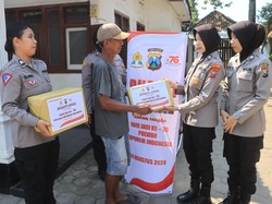 Senangnya Petugas Kebersihan di Probolinggo Dapat Bingkisan dari Polwan