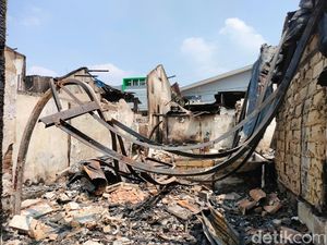 Melihat dari Dekat Puing-Puing Rumah Bekas Kebakaran Besar di Manggarai Melihat dari Dekat Puing-Puing Rumah Bekas Kebakaran Besar di Manggarai