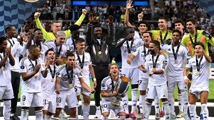 WARSAW, POLAND - AUGUST 14: Luka Modric of Real Madrid lifts the UEFA Super Cup Trophy after his teams victory in the UEFA Super Cup 2024 match between Real Madrid and Atalanta BC at National Stadium on August 14, 2024 in Warsaw, Poland. (Photo by Tullio Puglia - UEFA/UEFA via Getty Images)