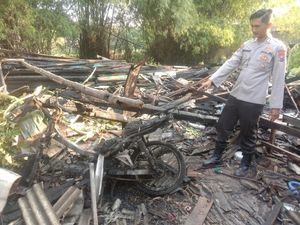 Dapur Rumah Polisi di Jombang Terbakar hingga Rata dengan Tanah Dapur Rumah Polisi di Jombang Terbakar hingga Rata dengan Tanah