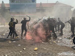 Skenario Demo Ricuh Warnai Sispamkota di Polres Mojokerto Skenario Demo Ricuh Warnai Sispamkota di Polres Mojokerto