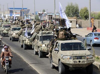 Taliban Pamer Senjata AS Saat Rayakan 3 Tahun Berkuasa di Afghanistan