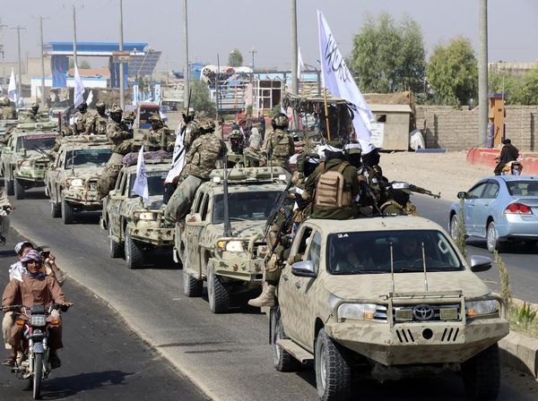 Taliban Pamer Senjata AS Saat Rayakan 3 Tahun Berkuasa di Afghanistan