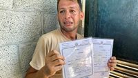 Tangis Pria Lihat Istri dan Bayi Kembarnya Tewas di Rudal Israel