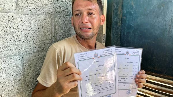 Tangis Pria Lihat Istri dan Bayi Kembarnya Tewas di Rudal Israel