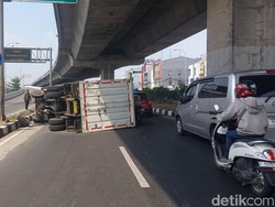 Truk Terguling di Jalan Sholeh Iskandar Bogor, Lalu Lintas Tersendat