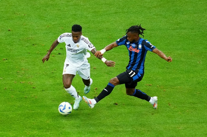 Soccer Football - Super Cup - Real Madrid v Atalanta - National Stadium, Warsaw, Poland - August 14, 2024 Real Madrid's Vinicius Junior in action with Atalanta's Ademola Lookman REUTERS/Aleksandra Szmigiel