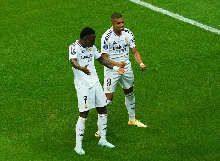 Soccer Football - Super Cup - Real Madrid v Atalanta - National Stadium, Warsaw, Poland - August 14, 2024 Real Madrids Kylian Mbappe celebrates scoring their second goal with Vinicius Junior REUTERS/Aleksandra Szmigiel