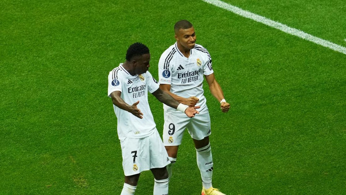 Vinicius junior dan Kylian Mbappe. (Foto: REUTERS/Aleksandra Szmigiel)
