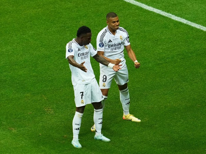 Soccer Football - Super Cup - Real Madrid v Atalanta - National Stadium, Warsaw, Poland - August 14, 2024 Real Madrid's Kylian Mbappe celebrates scoring their second goal with Vinicius Junior REUTERS/Aleksandra Szmigiel