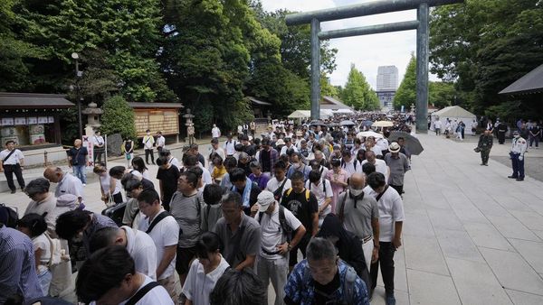 Warga Jepang Kunjungi Kuil Yasukuni Peringati 79 Tahun Perang Dunia II