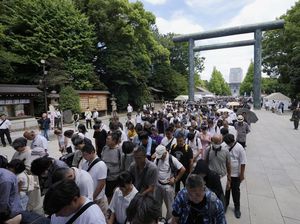 Warga Jepang Kunjungi Kuil Yasukuni Peringati 79 Tahun Perang Dunia II Warga Jepang Kunjungi Kuil Yasukuni Peringati 79 Tahun Perang Dunia II