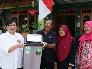 Yakult Indonesia Beri Ratusan Tempat Sampah ke Bank Sampah di Sukoharjo