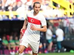 Yusuf Yazıcı punya 45 caps di timnas Turki, termasuk main di Euro 2024, dan pernah menjadi andalan di Trabzonspor. Gelandang serang 27 tahun ini belum punya klub lagi usai kontraknya habis dengan Lille. Foto: Getty Images/Etsuo Hara