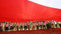 200 Mantan Napi Teroris Bentangkan Merah Putih di Poso