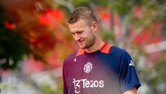 MANCHESTER, ENGLAND - AUGUST 14: (EXCLUSIVE COVERAGE) Matthijs de Ligt of Manchester United in action during a first team training session at Carrington Training Ground on August 14, 2024 in Manchester, England. (Photo by Ash Donelon/Manchester United via Getty Images)