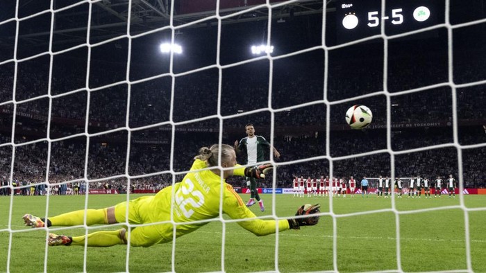 Ajaxs Dutch goalkeeper #22 Remko Pasveer (C) saves a penalty during the penalty shootout at the end of the UEFA Europa League 3rd Qualifying Round second leg football match between Ajax FC and Panathinaikos FC at the Johan Cruyff Arena, in Amsterdam, on August 15, 2024. 2024-08-15 23:01:02 AMSTERDAM - Ajax goalkeeper Remko Pasveer saves the penalty kick at 5-5 during the 3rd qualifying round UEFA Europa League match between Ajax and Panathinaikos at the Johan Cruijff ArenA on August 15, 2024 in Amsterdam. ANP OLAF KRAAK netherlands out - belgium out (Photo by Olaf Kraak / ANP / AFP) / Netherlands OUT