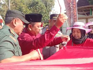 Warga Blora Gotong Royong Jahit Bendera 79 Meter Meriahkan HUT Ke-79 RI