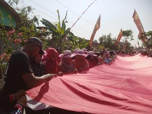 Meriahkan HUT ke-79 RI, Warga Karangtengah Blora Jahit Bendera 79 Meter Meriahkan HUT ke-79 RI, Warga Karangtengah Blora Jahit Bendera 79 Meter