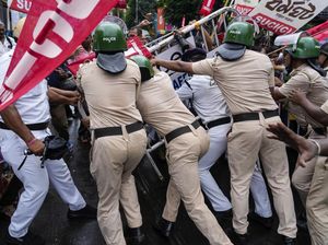 Video: Demo Partai Kecoak di India Ricuh, Polisi Lepaskan Gas Air Mata