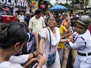 Aktivis India Demo gegara Dokter Magang yang Diperkosa dan Dibunuh