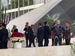 Gaya Bahlil Lahadalia Hadiri Sidang Tahunan MPR Pakai Dasi Kuning