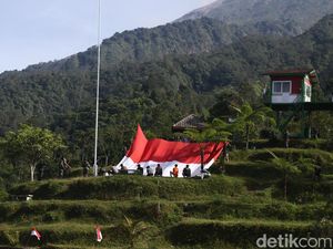 Gagah! Bendera Merah Putih Raksasa Berkibar di Lereng Merapi Gagah! Bendera Merah Putih Raksasa Berkibar di Lereng Merapi