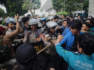 Demo Mahasiswa di DPR, Sempat Adu Dorong dengan Polisi