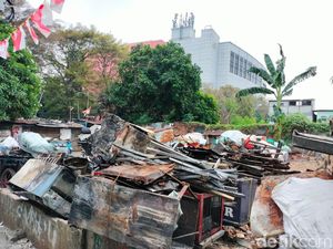 Area Bekas Kebakaran Manggarai Diserbu Pemulung, Ada yang Diangkut Pakai Truk Area Bekas Kebakaran Manggarai Diserbu Pemulung, Ada yang Diangkut Pakai Truk