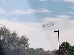 Cincin Hitam di Langit Amerika Bikin Heboh Warga