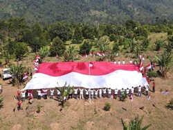 Momen Polisi dan Eks Napiter Bentangkan Merah Putih di Gunung Poso