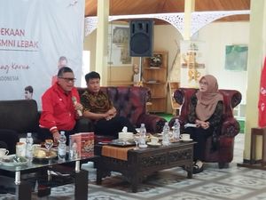 Hasto: Buku Merahnya Ajaran Bung Karno Telat, Pak Jokowi Nggak Sempat Baca