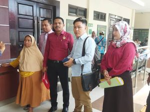 Jatim Sepekan: Ibu Digugat gegara Jeruk-3 Koboi Keroyok Pemotor di SPBU Jatim Sepekan: Ibu Digugat gegara Jeruk-3 Koboi Keroyok Pemotor di SPBU